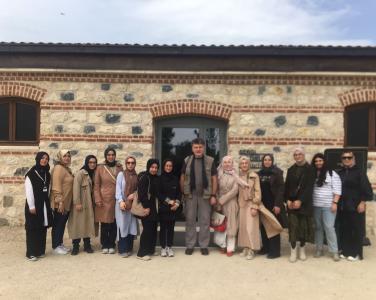 Türk Dili ve Edebiyatı Bölümü öğrencileri, Prof. Dr. Ahmet Atillâ Şentürk'ün kılavuzluğunda İstanbul'un bazı tarihî mekânlarını gezdiler. Alman Çeşmesi'nde başlayan gezi, Sultanahmet Camii ve Dikilitaşlarla devam etti. Şentürk Hoca ve öğrenciler, Rami Kışlası'nda yer alan Rami Kütüphanesi ile kütüphanede bulunan ve yazma eserlerin onarımını gerçekleştirilen ''Kitap Şifahanesi'' bölümünü de ziyaret etti.