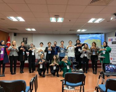 EDUSIGN & SIGNEDU Projemiz ve İstinye Üniversitesi olarak, 1-4 Aralık 2022 tarihlerinde düzenlenen Engelsiz Yaşam Fuarı & Farkındalık Zirvesi’nde yerimizi aldık. Yoğun ilgi gören standımızda, ziyaretçilerimize projemizi tanıttık ve İşaret Dili Tercümanlığı Müfredatı konusunda yürüttüğümüz çalışmalardan bahsederek farkındalık artırmayı amaçladık.  Farkındalık artırmaya yönelik proje ortaklarımız tarafından söyleşiler düzenledik. İstinye Üniversitesi’nden Dr. Ülkü Kölemen “EDUSIGN & SIGNEDU: İşaret Dili Tercü