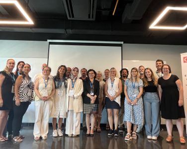 Projemiz kapsamında, İstinye Üniversitesi’nden Dr. Öğretim Üyemiz Ülkü Kölemen’in yürütücülüğünde İkinci Ulusötesi Toplantısı (TPM2) 22-23 Ağustos 2023 tarihlerinde Vadi Kampüs’te düzenlenmiştir. Toplantı kapsamında, ortaklarımız Finlandiya Humak Uygulamalı Bilimler Üniversitesi, İsveç Stockholm Üniversitesi, Türkiye Sağırlar Konfederasyonu ve İşaret Dili Tercümanları Derneği’nden bir araya gelen araştırmacılara, Rektör Yardımcımız Prof. Dr. Hatice Gülen eşlik ederek projemiz hakkında bilgi edinmiştir. Ara