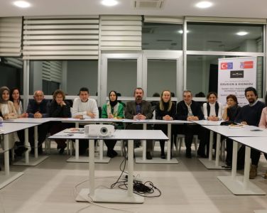 27-29 Ocak 2023 tarihlerinde Türkiye Sağırlar Konfederasyonu, Kocaeli İşitme Engelliler Spor Kulübü ve Kocaeli Büyükşehir Belediyesi ev sahipliğinde gerçekleştirilen CODA kampında EDUSIGN & SIGNEDU projemizin yerel ortakları, CODA’lar ve işitme engelli bireylere yönelik etkinlikler ve toplantılar düzenlenmiştir. Düzenlenen etkinliklerde, İstinye Üniversitesi’nden Dr. Ülkü Kölemen EDUSIGN & SIGNEDU Projesi tanıtımını; Hacettepe Üniversitesi’nden Prof. Dr. Ayşe Şirin Okyayuz “Sağır ve İşitme Engelliler için