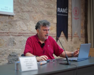 Türk Dili ve Edebiyatı Bölümü Öğretim Üyesi Prof. Dr. Ahmet Atillâ ŞENTÜRK ile Rami Kütüphanesinde her ay düzenlenen ''Divan Sohbetleri'' söyleşi serisi, bu ay "Hızır, İlyas ve Zülkarneyn" konu başlığıyla gerçekleştirildi.
